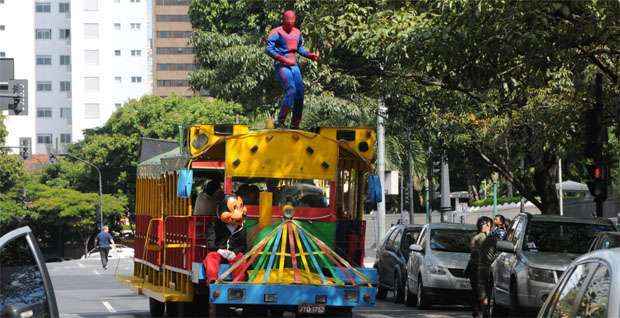 Animador se arrisca surfando no trenzinho da Praça da Liberdade - Marcos Vieira/EM/D.A Press