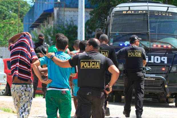 Polícia intensifica buscas a saqueadores em greve da PM no Recife - Allan Torres/Esp. DP/D.A Press