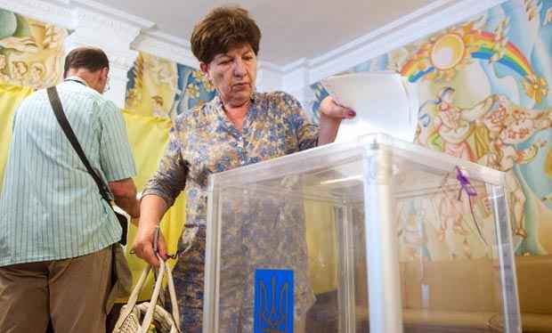 Ucranianos vão às urnas buscando retomar a estabilidade - VOLODYMYR SHUVAYEV / AFP