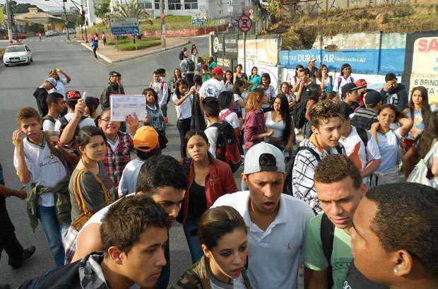 Manifestações de professores e estudantes complicam trânsito em Contagem - willian Augusto/ Diário de Contagem