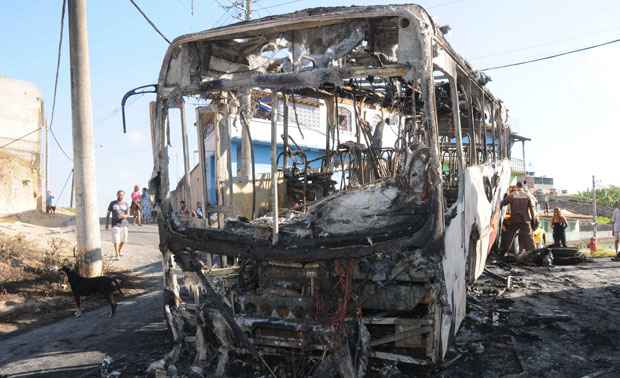 Ônibus é queimado por três bandidos em Ribeirão das Neves - Paulo Filgueiras/EM DA Press