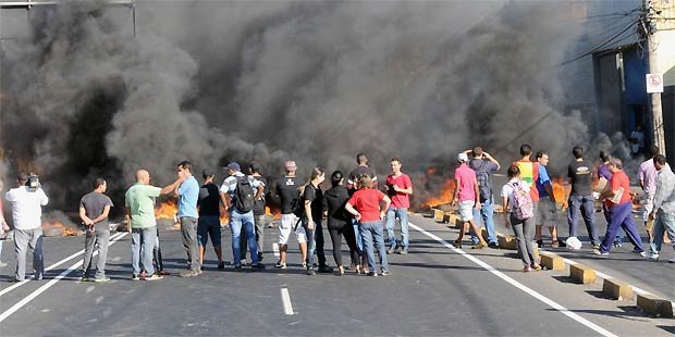 Comerciantes voltam a fechar trânsito e protestar na Avenida Pedro II  - Paulo Filgueiras/EM/D.A Press