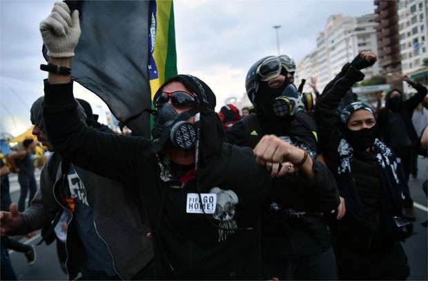 Manifestantes anticopa conseguem chegar até a Fifa Fan Fest do Rio de Janeiro - AFP PHOTO / YASUYOSHI CHIBA 