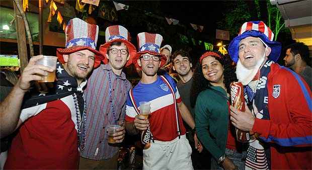 Americanos se unem a brasileiros para assistir ao jogo dos EUA na Savassi - Jair Amaral/EM/D.A Press