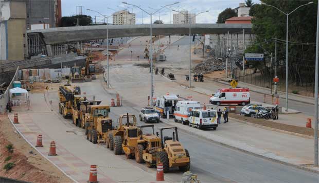 Operários recuperam asfalto após queda viaduto para liberação do trânsito na Pedro I  - Paulo Filgueiras/EM/D.A Press