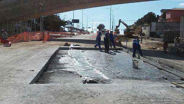 Asfalto da Avenida Pedro I é reconstruído nesta quinta-feira - Paulo Filgueiras/EM DA Press