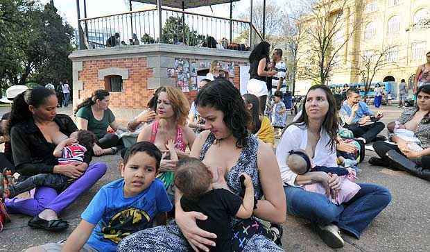 Mulheres fazem mamaço em BH e lembram importância do aleitamento materno - Leandro Couri/EM/D.A.Press
