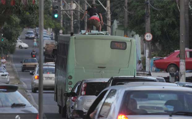 Jovens se arriscam surfando em ônibus no Barreiro  - Tulio Santos/EM/D.A Press.