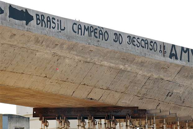 Pessoas invadem área isolada e picham alça do viaduto Batalha dos Guararapes - Marcos Michellin/EM/D.A.Press