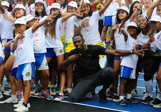 Usain Bolt participa de corrida com crianças de comunidade pacificada -  Tânia Rêgo/Agência Brasil