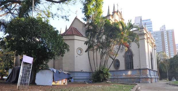 Degradação e sujeira consomem igreja na Avenida Alfredo Balena - Leandro Couri/EM/DA Press