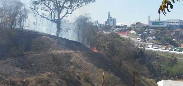 Bombeiros combatem incêndio na Serra do Rola-Moça em Belo Horizonte - Paulo Filgueiras/EM DA Press