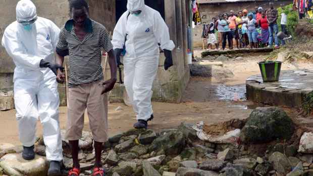 Morte de terceiro médico com ebola alerta autoridades mundiais - ZOOM DOSSO/AFP