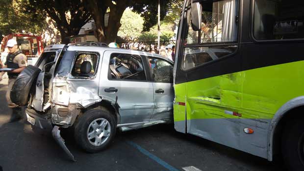 Ônibus do BRT/Move arrasta carros na  Avenida Alfredo Balena - Paulo Filgueiras/EM DA Press