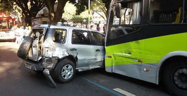 Motorista de ônibus do Move envolvido em acidente na Alfredo Balena deixa hospital - Paulo Filgueiras/EM/DA Press