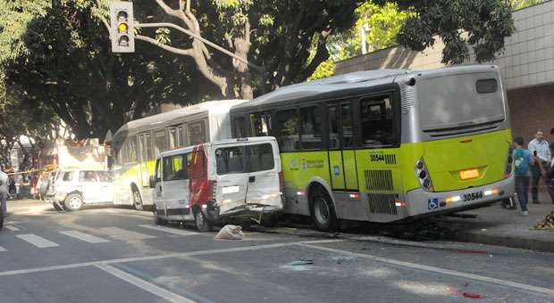 Motorista de BRT teve crise convulsiva antes de arrastar 13 veículos na Alfredo Balena  - Paulo Filgueiras/EM/D.a Press

