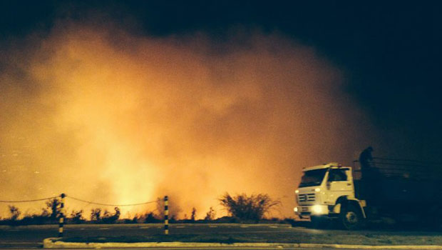 Incêndio em vegetação ameaça boate no Vale do Sereno, em Nova Lima - Jefferson da Fonseca Coutinho/EM D.A.Press