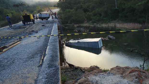 Caminhão cai de ponte na MG-262, altura de Mariana, e mata jovem  - Sgt Willian Valadares/3ªCBBM/Ouro Preto