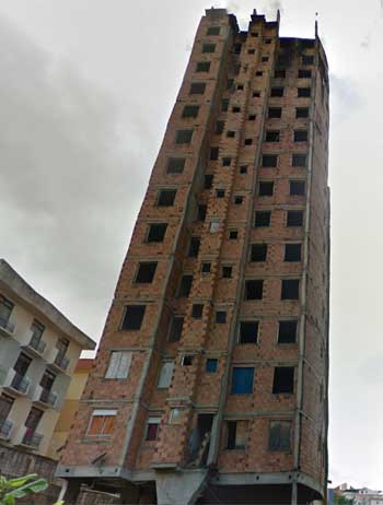 Prefeitura tenta eliminar poluição visual de prédios inacabados em BH  - Reprodução Google Street View