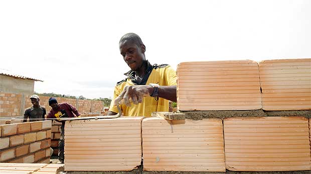 Engenheiro haitiano vira servente para trabalhar em Esmeraldas - Jair Amaral/EM/D.A.Press