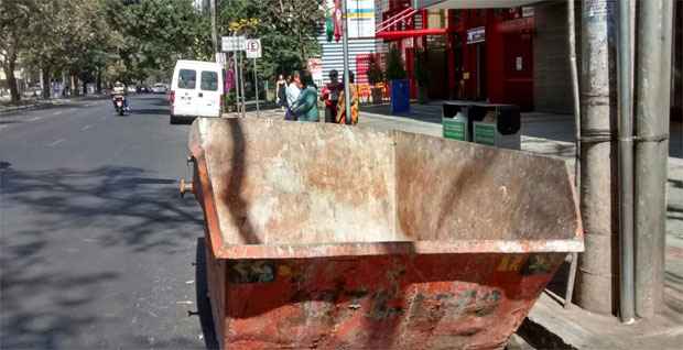 Caçamba prejudica passageiros de ônibus na Avenida Getúlio Vargas - Álvaro Fraga/EM/DA Press