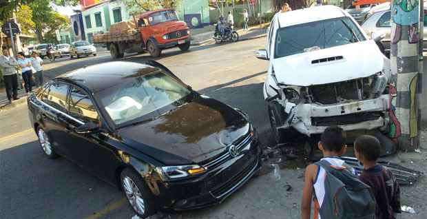 Caminhonete e carro batem em cruzamento do Bairro São Paulo - Gladyston Rodrigues/EM/DA Press