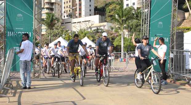 Passeio ciclístico movimenta a Avenida Bandeirantes em BH - Edésio Ferreira/EM/D.A.Press