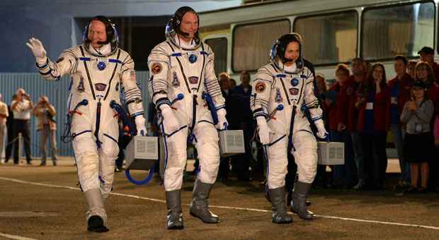 Dois cosmonautas russos e um astronauta americano chegam à Estação Espacial Internacional  - VASILY MAXIMOV / AFP