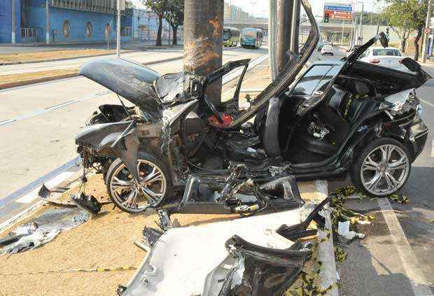 Carro bate em árvore na Avenida Antônio Carlos e deixa três feridos graves - Marcos Michelin/EM DA Press