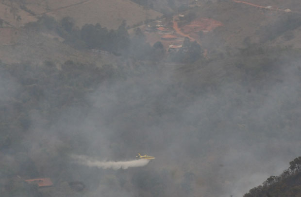 Bombeiros combatem pelo menos 12 incêndios em matas neste domingo  - Marcos Michelin/EM D.A. Press