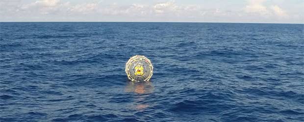 Homem flutuando dentro de bolha gigante é resgatado no litoral da Flórida - AFP PHOTO / HANDOUT / US Coast Guard / PO3 Mark Bar 