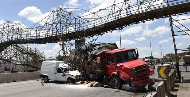 Desmontagem de passarela é concluída e trânsito no Anel Rodoviário é liberado - Gladyston Rodrigues/EM/D.A Press