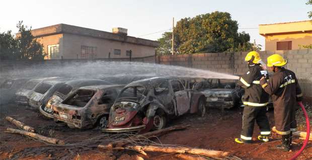 Incêndio em pátio destrói 21 carros em Campos Gerais - Corpo de Bombeiros/Divulgação