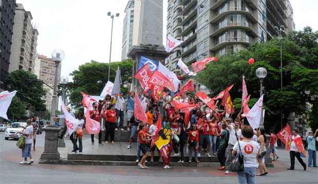 Campanha pró-Dilma em BH foi com manifestação na Afonso Pena -  Beto Magalhaes/EM/D.A Press
