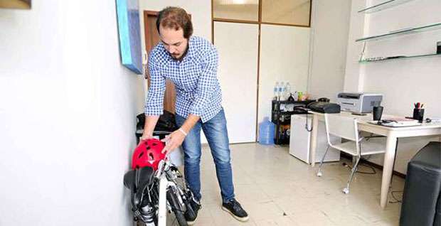 Fáceis de guardar, bicicletas dobráveis já são campeãs de vendas em algumas lojas de BH - Beto Magalhães/EM/D.A.Press