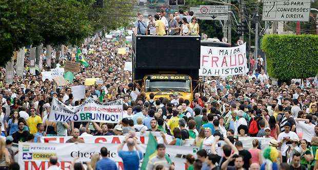 Ato contra o PT e pelo impeachment de Dilma leva milhares de pessoas às ruas pelo país - AFP PHOTO / Miguel SCHINCARIOL 