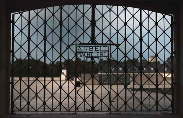 Portão de campo de concentração é furtado na Alemanha - GUENTER SCHIFFMANN / AFP