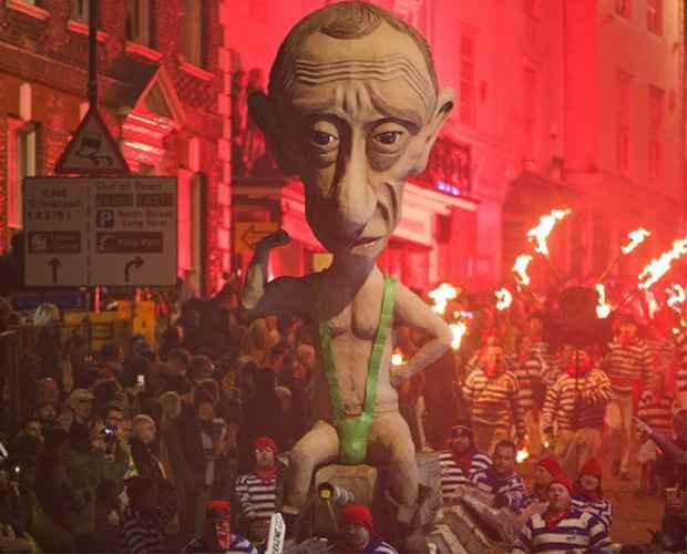 Boneco de Putin é queimado em festa tradicional no Reino Unido - JUSTIN TALLIS / AFP