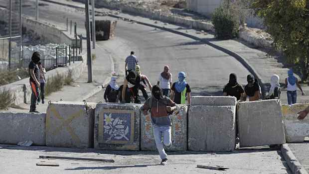 Policiais bloqueiam passeata de judeus extremistas no acesso ao Muro das Lamentações - AHMAD GHARABLI/AFP