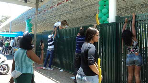 Atrasadas, candidatas pulam portão de escola no DF para tentar fazer prova do Enem - Kelsiane Nunes/CB Esp/D. A. Press