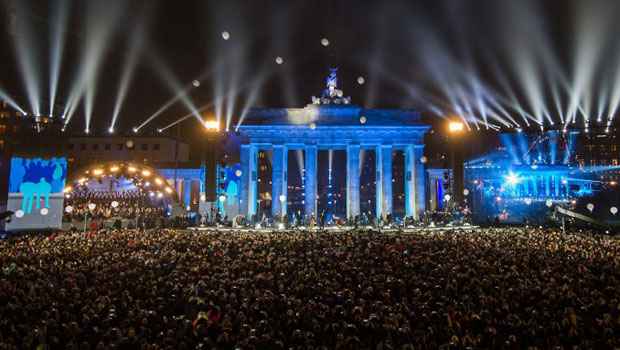Celebração pelos 25 anos da queda do Muro de Berlim reúne 2 milhões de pessoas - ODD ANDERSEN/AFP