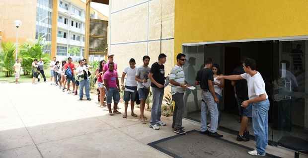 Uso de celular elimina 236 inscritos do Enem - Alexandre Guzanshe/EM/DA Press