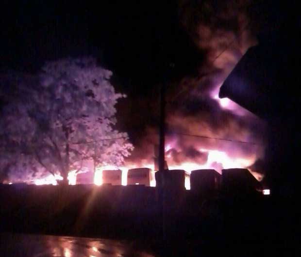 Incêndio atinge garagem da Saritur em Ravena, na Grande BH, e destrói vários ônibus - Polícia Militar/Divulgação