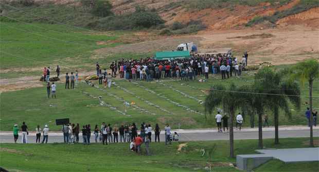 Corpo do DJ Paulinho é enterrado no Cemitério Bosque da Esperança - Tulio Santos/EM/D.A Press