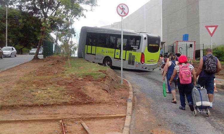 Ônibus articulado "trava" na Estação Vilarinho do Move de BH - Marina Brito/Divulgação
