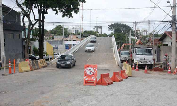 BHTrans diz que fará ajustes para melhorar circulação no Viaduto Montese - Edésio Ferreira/EM/D.A Press