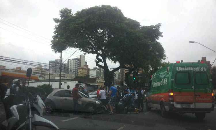 Acidente entre carro e moto deixa trânsito lento na Avenida do Contorno - Marina Rigueira/EM/DA Press