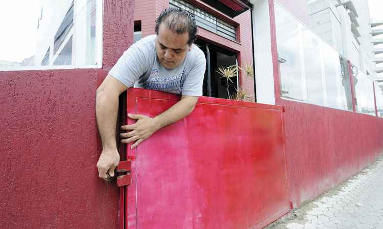 Falta de obras faz população apelar para soluções particulares contra inundações - Fotos: Beto Magalhães/EM/D.A Press