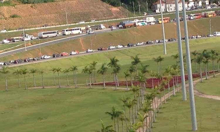 Reflexo de manifestação na Cidade Administrativa complica trânsito na MG-010 - Júlio César Pimenta