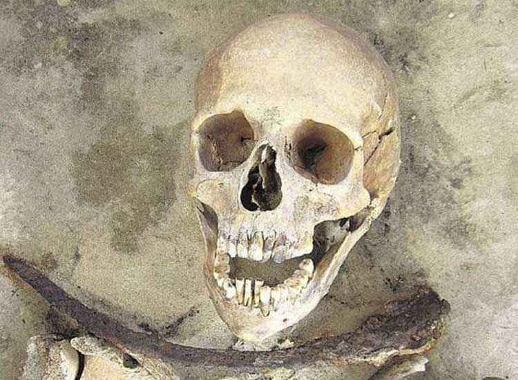 Corpos dos séculos 17 e 18 revelam rituais de sepultamento de pessoas mortas-vivas - Amy Scott / Divulgação